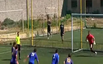 گلزنی داور در مسابقه فوتبال! + فیلم 