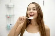 فواید و مضرات مسواک زدن قبل و بعد از صبحانه؛ کدام گزینه بهتر است؟