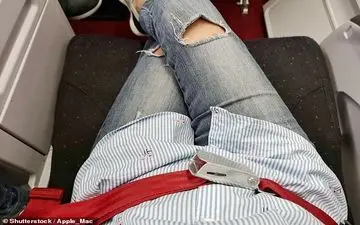 هشدار مهم برای مسافران پرواز: چرا نباید در هواپیما پا روی پا بیندازید؟