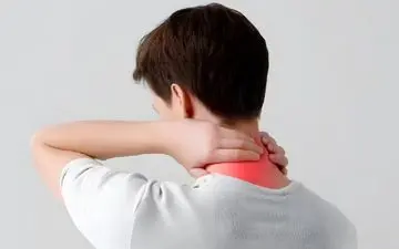 این اشتباهات رایج باعث می‌شود همیشه گردن درد داشته باشید