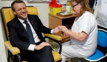 مکرون رییس جمهور فرانسه در حال آزمایش ایدز/عکس
