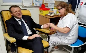 مکرون رییس جمهور فرانسه در حال آزمایش ایدز/عکس