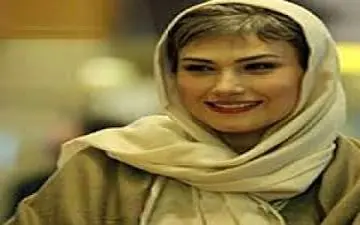 سلفی آینه ای لادن مستوفی و دوستانش در اتاق گریم