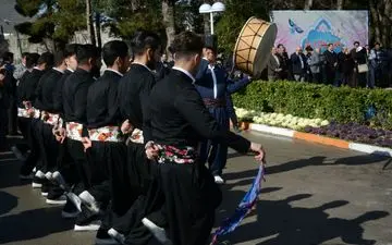 رقص زیبای «هلپرکه» در آیین استقبال از نوروز 