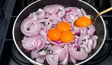 طرز تهیه غذای خوشمزه پیاز و تخم مرغ با طعم بی نظیر | آموزش آشپزی ایرانی + ویدئو