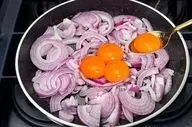 طرز تهیه غذای خوشمزه پیاز و تخم مرغ با طعم بی نظیر | آموزش آشپزی ایرانی + ویدئو