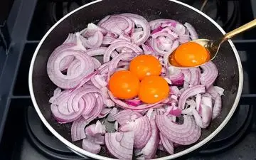 طرز تهیه غذای خوشمزه پیاز و تخم مرغ با طعم بی نظیر | آموزش آشپزی ایرانی + ویدئو