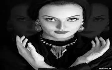 سلفی آینه ای نیلوفر پارسا در اتاق گریم (عکس)