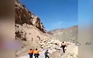  لحظه سقوط سنگ بزرگ در جاده اردل چهارمحال و بختیاری