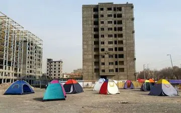 چادر نشینی 30 خانوار میان برج های نیمه ساخته در تهران+ عکس 