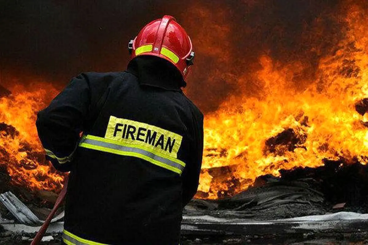 آتش سوزی در کارگاه کفاشی /نجات یک نفر از میان شعله ها 