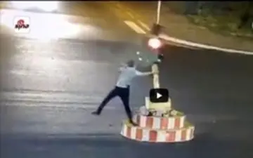 اقدام عجیب راننده کم حوصله پشت چراغ قرمز!+فیلم