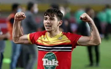 فرشاد احمدزاده با سپاهان به توافق رسید