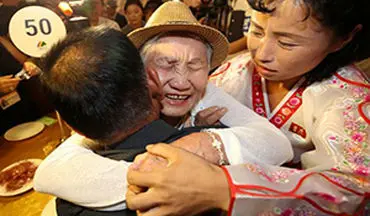 اشک‌های شوق خانواده‌های کره‌ای هنگام دیدار با یکدیگر پس از ۶۵ سال دوری + فیلم 