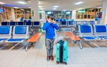 رها کردن کودک ۱۰ ساله در فرودگاه برای از دست ندادن پرواز!