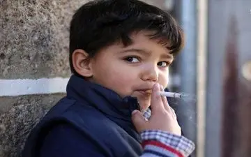 عکس/ مراسم جنجالی سیگار کشیدن کودکان