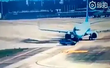ترمز خلبان هواپیما برای جلوگیری از تصادف با خودرو در فرودگاه! 