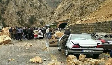 ریزش سنگ در جاده فیروزکوه