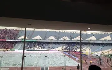 برداشتن کاور چمن ورزشگاه و حضور پرشمار هواداران پرسپولیس/ پای قشقایی به دربی هم باز شد