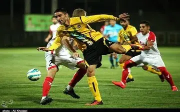  برف بازی بازیکنان سپاهان و حضور تماشاگران افغانستانی در ورزشگاه/ محمدی تشویق شد