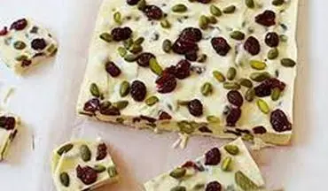 طرز تهیه شکلات سفید با پسته و کشمش | شکلات با طعم جدید درست کن!