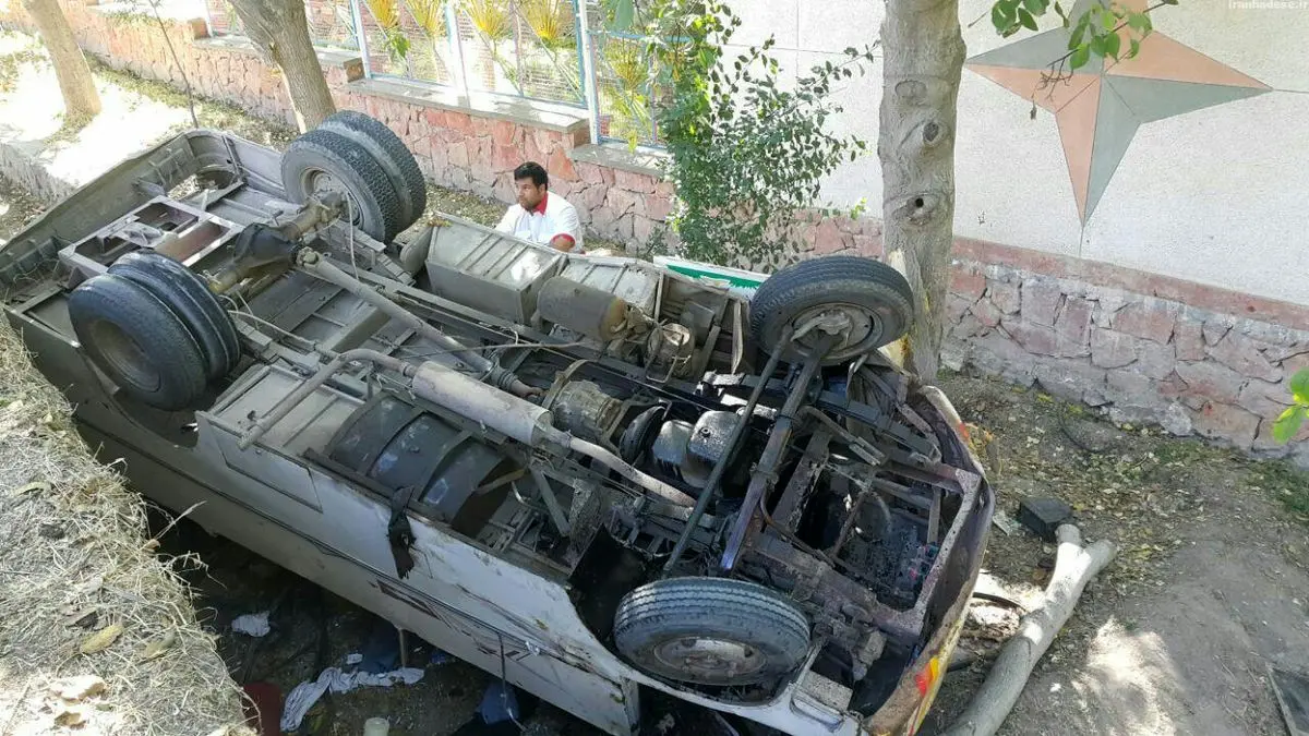 مصدومیت ۲۰ نفر در حادثه واژگونی مینی‌بوس در جاده قدیم تهران