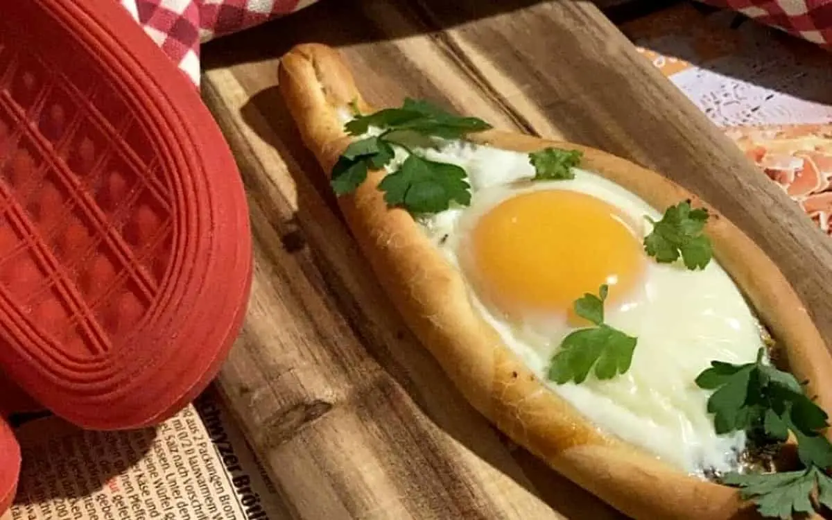 طرز تهیه پیده تخم مرغ؛ صبحانه ترکیهای خوشمزه با نان قایقی