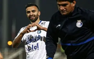 گیتاریست استقلال یک جام به ساپینتو هدیه داد 