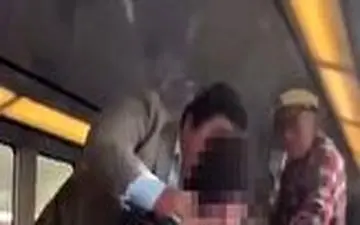 صحنه زشتی که نوجوان گستاخ در داخل قطار خلق کرد! 
