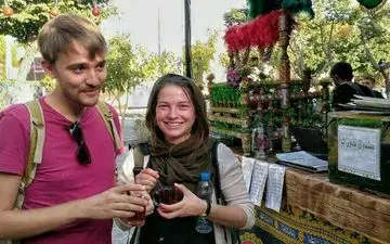 گردشگران فرانسوی در ایستگاه صلواتی! + عکس