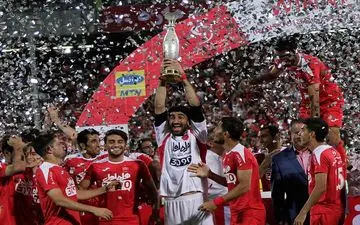 عکس نوشت/ جام قهرمانی در دستان بی‌کارترین بازیکن دیدار سوپرجام