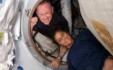 زمان برای دو فضانورد گرفتارشده در فضا چگونه می‌گذرد؟
