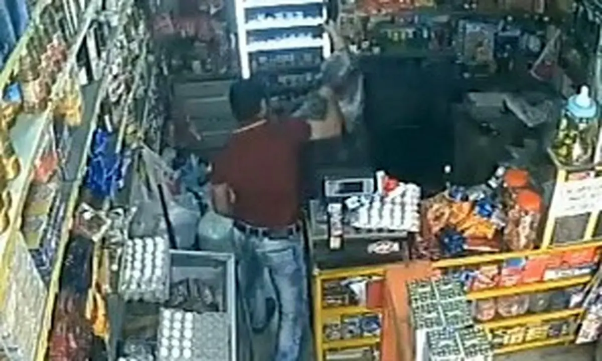 زخمی شدن فروشنده زن سوپر مارکت با ضربه چاقو/ جوان زورگیر دستگیر شد 