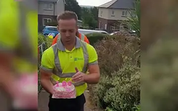 شگفت زده شدن پیرزن صد ساله توسط رفتگر جوان