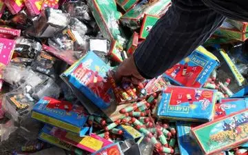 کشف 21 هزار عدد مواد محترقه غیرمجاز در کنگاور 