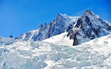 
کشف جسد کوهنورد مفقود شده در میان یخ و سنگ + فیلم