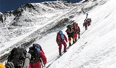 صعود نجاتگران هلال احمر به ارتفاعات دنا در شرایط بد جوی + فیلم