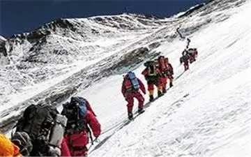 صعود نجاتگران هلال احمر به ارتفاعات دنا در شرایط بد جوی + فیلم