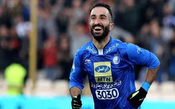 تصویری جالب از فوق ستاره استقلال با اسلحه + عکس