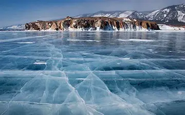 سرمای طاقت‌فرسایی که باعث یخ زدن ناگهانی ماهی روی سطح دریاچه شد + فیلم 