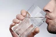 آیا نوشیدن آب زیاد باعث چاقی میشود؟