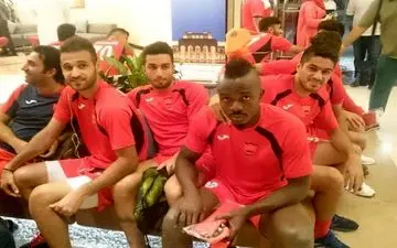  بازیکنان پرسپولیس حاضر به مصاحبه نشدند/ عکس یادگاری هواداران با سرخپوشان + عکس