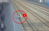 لحظه ناکام ماندن مسافر قطار برای خودکشی! +فیلم 