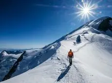 سقوط مرگبار از ارتفاع ۵۰۰۰ متری دماوند/ کوهنورد ۶۷ ساله جان باخت