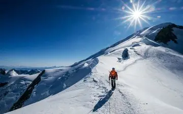 سقوط مرگبار از ارتفاع ۵۰۰۰ متری دماوند/ کوهنورد ۶۷ ساله جان باخت