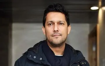 عکسی از حامد بهداد با عکس اسطوره سینمای قبل از انقلاب| حامد بهداد با پوستری از بهروز وثوق