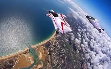 پرواز حیرت انگیز انسان در میان ابرها+فیلم