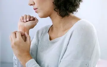 همه‌چیزهایی که باید درباره اگزمای سرشتی بدانید؛ از شیرخوارگی تا سالمندی