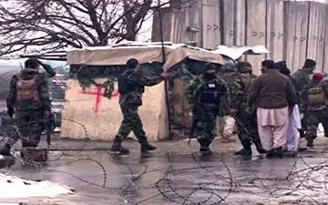 لحظاتی پس از انفجار تروریستی در مقابل دانشگاه نظامی مارشال فهیم کابل + فیلم