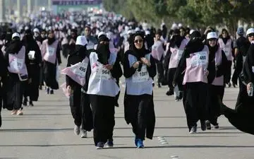 دوی ماراتن زنان عربستانی با چادر و برقع! + عکس